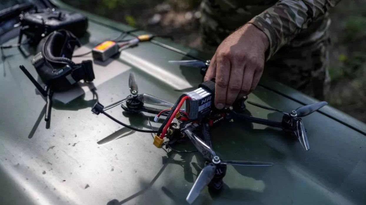 Dron FVP z zestawem do sterowania na ukraińskim polu walki