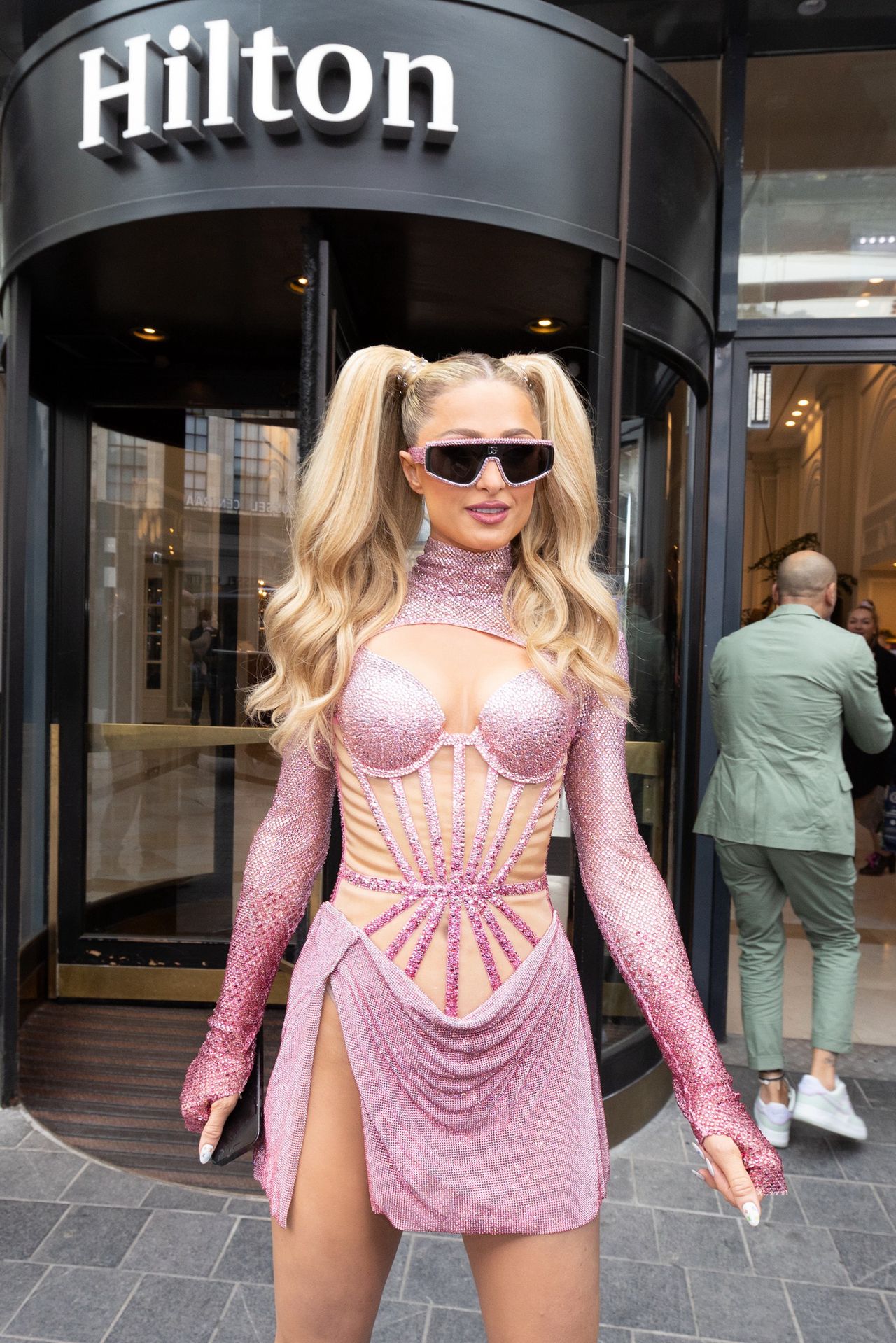 Paris Hilton w kreacji "nie z tej ziemi"