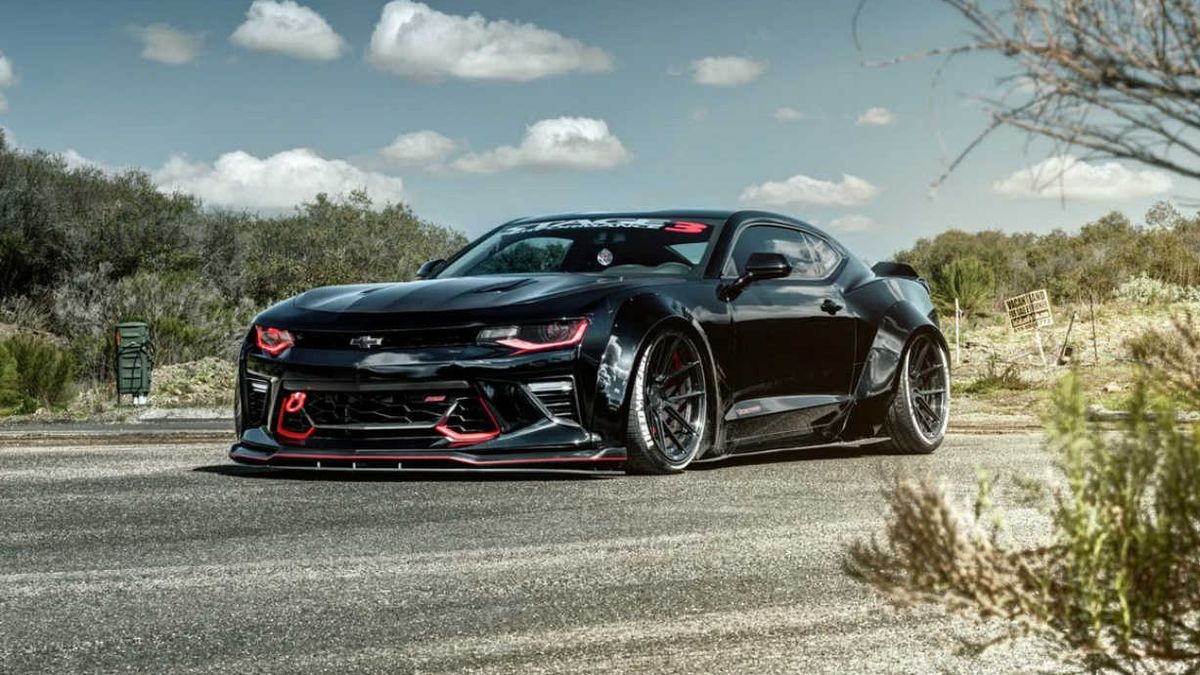 Czerwone wstawki w reflektorach nadają temu projektowi bardzo specyficzny charakter.