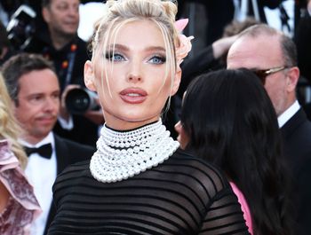 Postawiła na slip dress. Ten fason robi spektakularny efekt