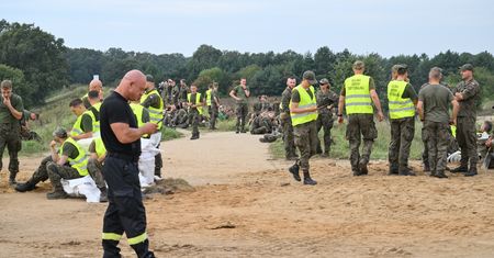 Umacniali wały przed powodzią. Znaleziono niewybuch