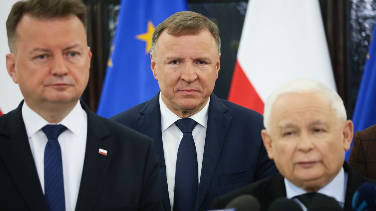 Jaros�aw Kaczy�ski, Mariusz B�aszczak, Jacek Kurski
Warszawa, 07.06.2024. Prezes PiS Jaros�aw Kaczy�ski (P), szef KP PiS Mariusz B�aszczak (L) oraz polityk PiS, kandydat do Parlamentu Europejskiego Jacek Kurski (C) podczas konferencji prasowej w Sejmie w Warszawie, 7 bm. Politycy poinformowali, �e sk�adaj� w Sejmie obywatelski projekt przeciwko podwy�kom. (jm) PAP/Leszek Szyma�ski
Leszek Szyma�ski
kampania, konferencja, PiS, polityk, polityka, Sejm, stop podwy�kom od lipca