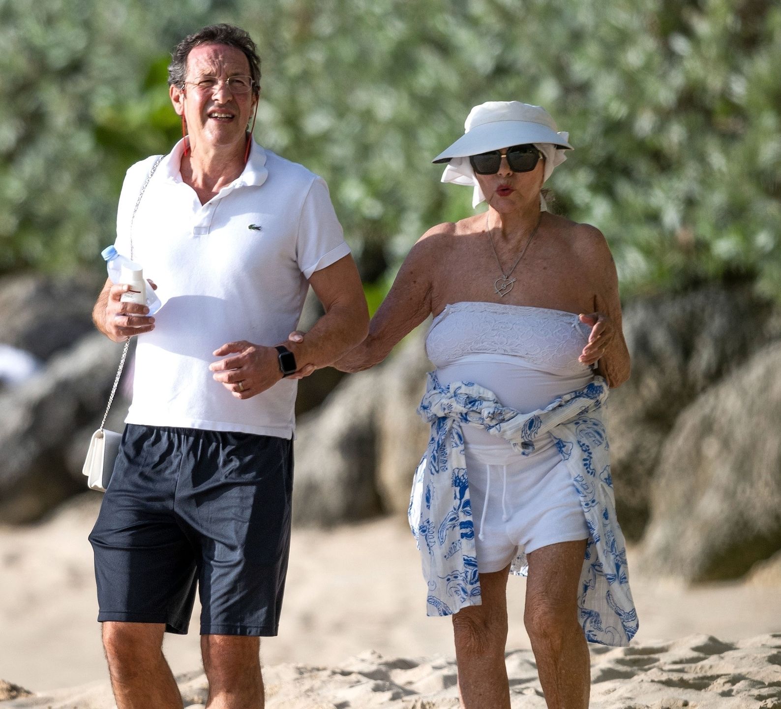 Joan Collins na wakacjach z mężem