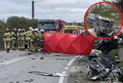 Tragedia na Mazowszu. Zginęli na miejscu. Z auta został wrak