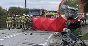 Tragedia na Mazowszu. Zginęli na miejscu. Z auta został wrak