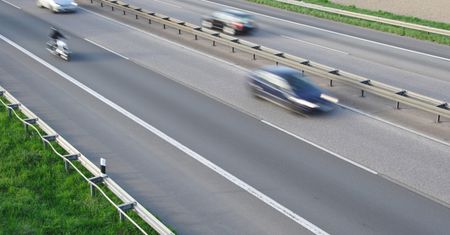 Większy odstęp od wyprzedzanego motocykla. Tego chcą posłowie