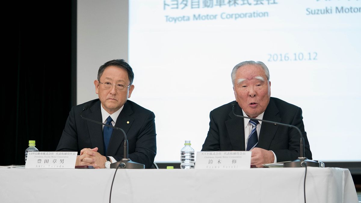 Akio Toyoda i Osamu Suzuki.