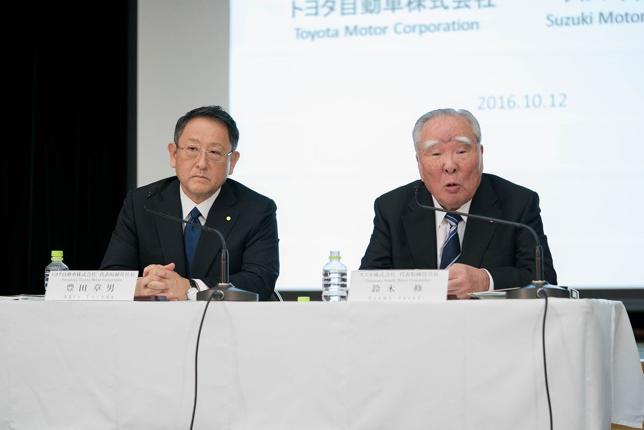 Akio Toyoda i Osamu Suzuki.