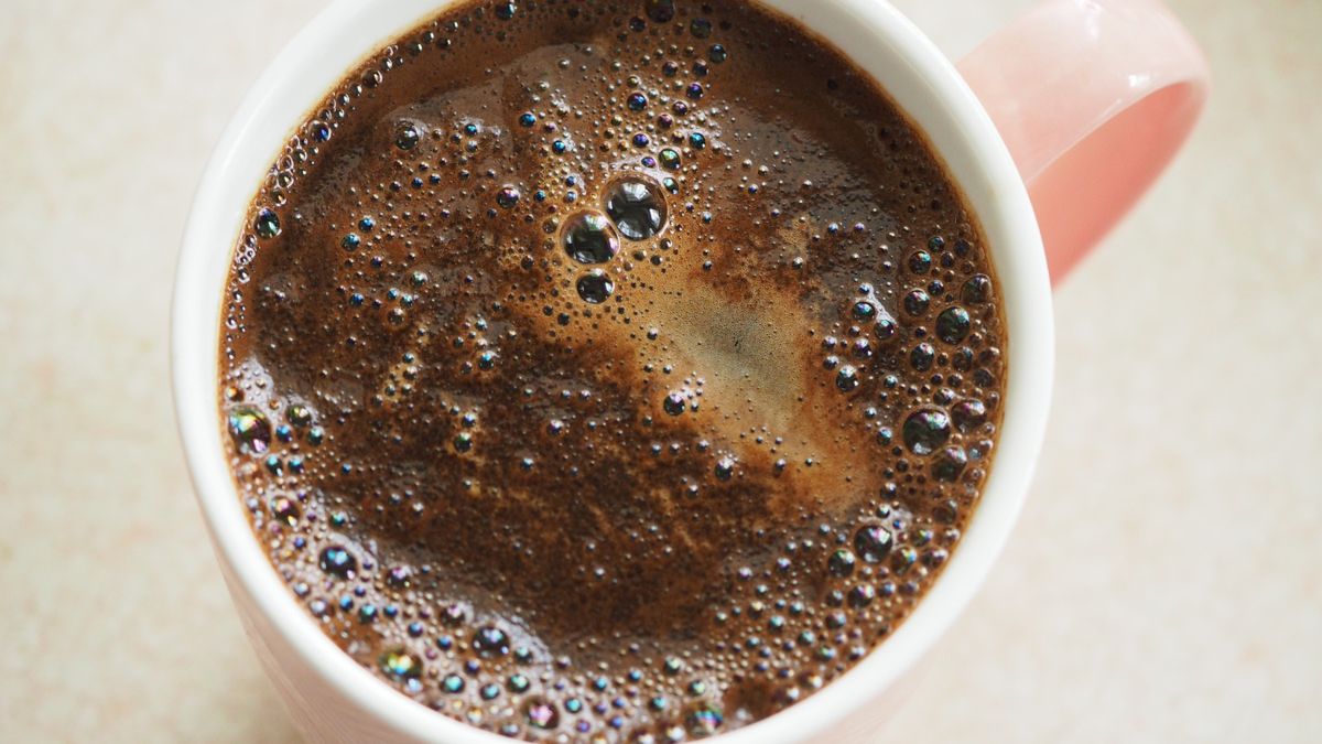 Kawa z pianką w różowym kubku