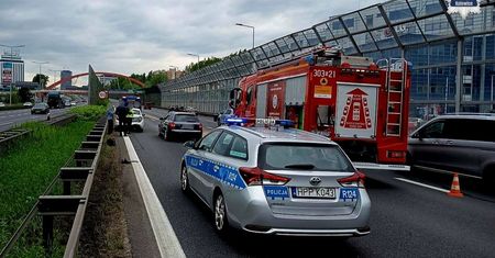 Pijana kobieta przebiegała przez autostradę. Doprowadziła do wypadku