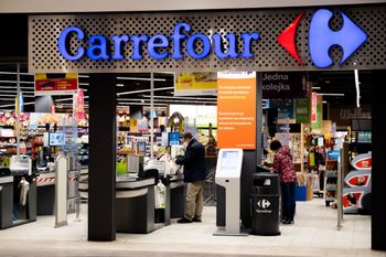 Carrefour sprzeda sklepy w Polsce? Niepewne losy ponad 700 placówek