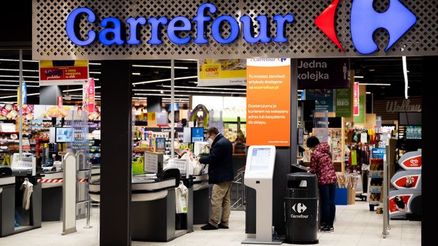 Carrefour sprzeda sklepy w Polsce? Niepewne losy ponad 700 placówek
