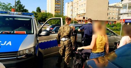 Akcja w Warszawie. Siedział sam w nagrzanym aucie. Był wycieńczony