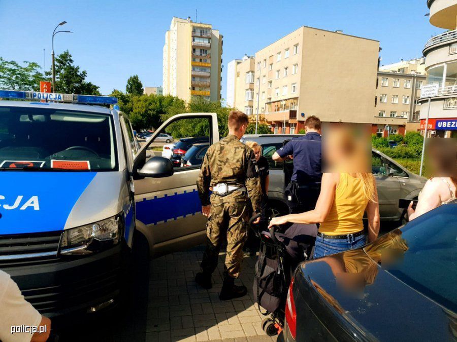 Policjanci uratowali psa.