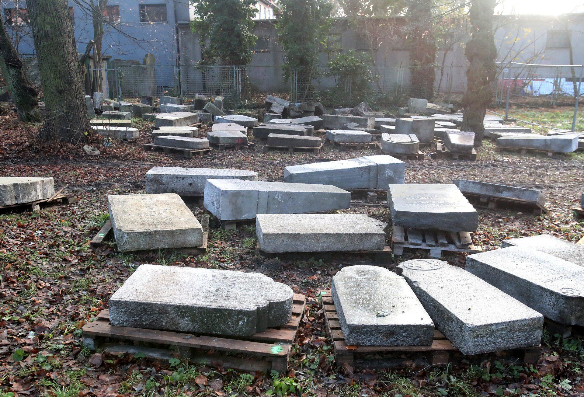 Macewy wracają na cmentarz żydowski w Szczecinie.