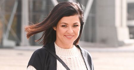 Katarzyna Cichopek pozuje w czarnej wyciętej sukience. Fani: Petarda!