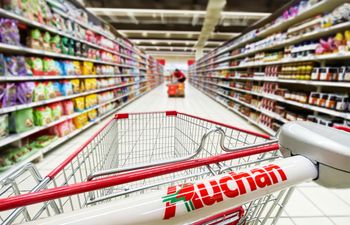 Rodzynki z sieci Auchan. Sklep wycofuje produkt z powodu nieprawidłowego zapachu