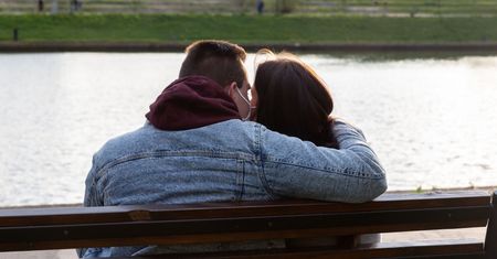 Koronawirus w Polsce. Czy można się całować i palić papierosy?