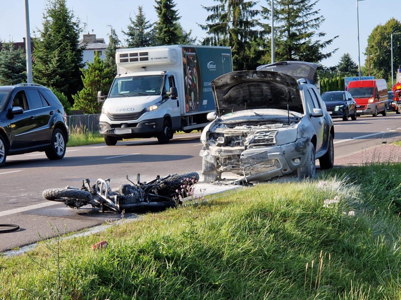 Ćmiłów: Groźny wypadek na trasie Lublin – Biłgoraj. Po czołowym zderzeniu motocykla z dacią doszło do pożaru