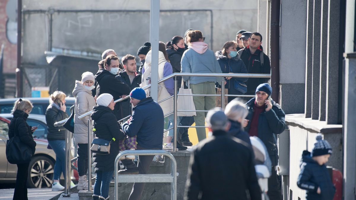 Pracownicy sfery budżetowej, w tym urzędnicy, nie mogą liczyć na płace rekompensujące inflację w 2023 r. 