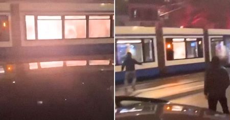 Sceny w Amsterdamie. Moment ataku na tramwaj nocą