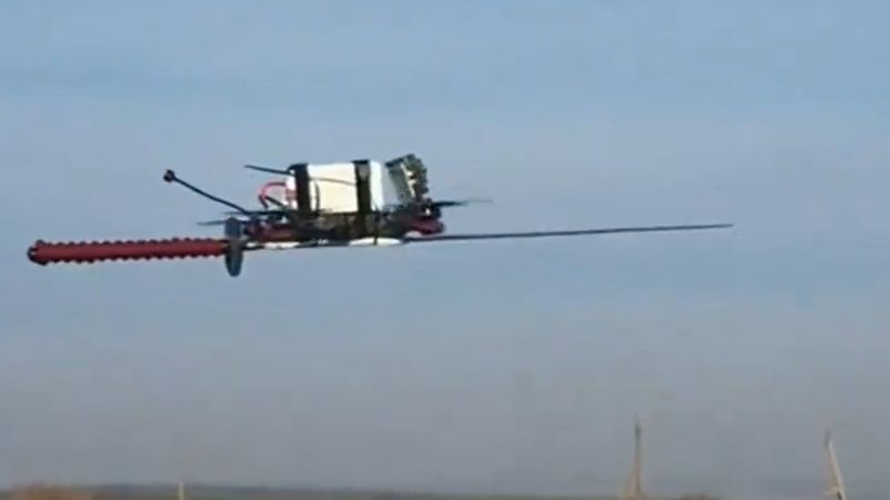 Ukraiński dron FPV z doczepioną kataną podczas lotu.