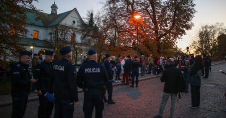 Policzyli policjantów na miesięcznicy. Ich liczba może szokować