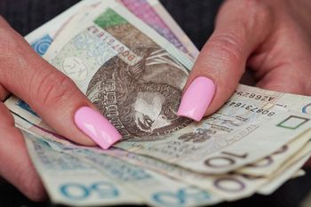 Podwójna wypłata. Kto skorzysta na sierpniowym 800 plus?