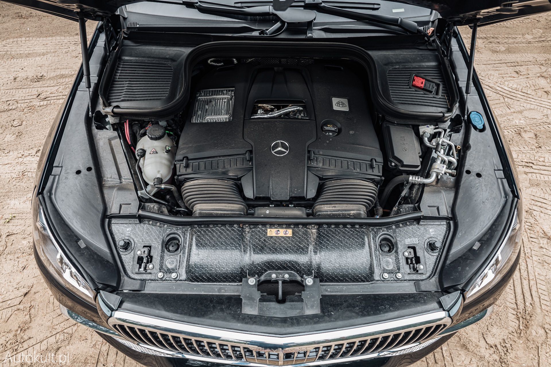 Range Rover (2022) vs Bentley Bentayga S (2022) vs Mercedes-Maybach GLS 600 (2022)
