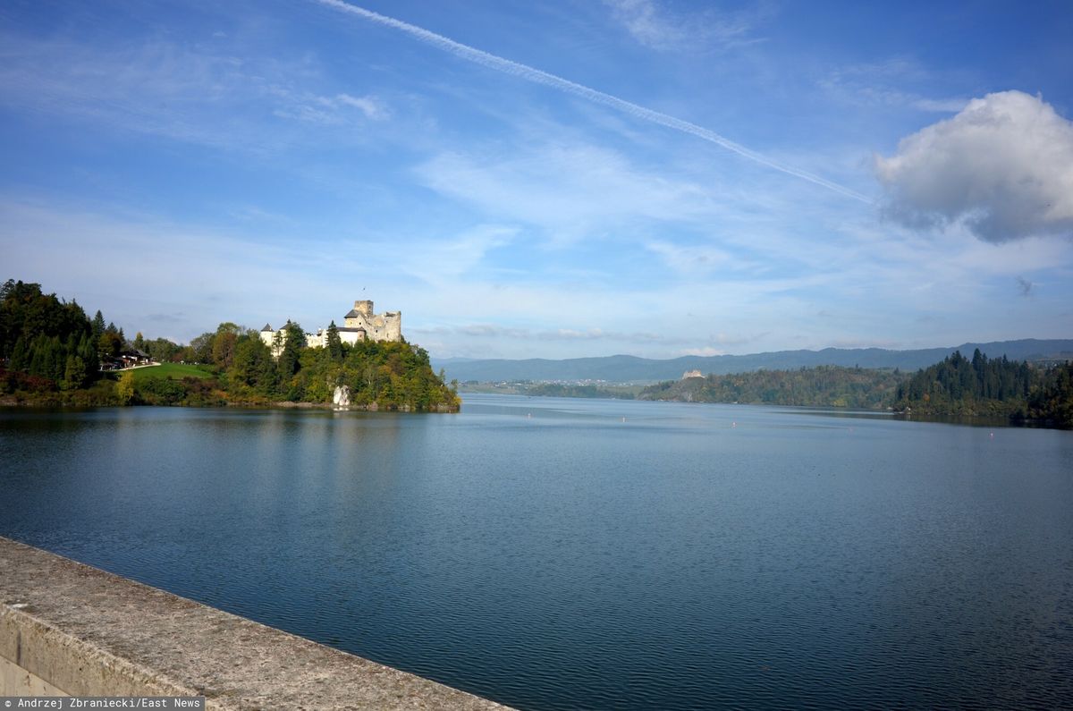 Nad jeziorem Czorsztyńskim znajduje się Zamek Dunajec w Niedzicy