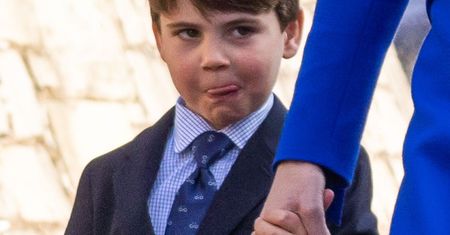 Książę William jeździ z synem koparką. Mina księcia Louisa jest wymowna