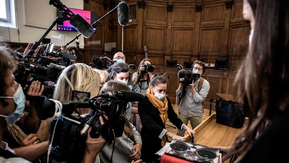 Oskarżona o morderstwo ojczyma Valerie Bacot we francuskim sądzie (żółty szalik)