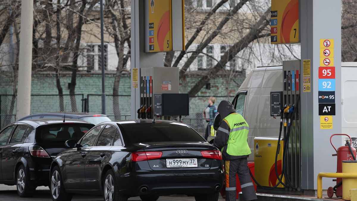 OAO Rosneft Gas Stations And OAO Bank Rossiya As Russia's Creditworthiness Damaged
An attendant refuels an Audi A6 automobile at an OAO Rosneft gas station in Moscow, Russia, on Monday, March 31, 2014. Investors have dumped $70 billion in assets this year as President Vladimir Putin annexed Crimea and massed troops on Ukraine's border, fueling a reprise of Cold War tensions and concern that sanctions could push Russia into a recession. Photographer: Andrey Rudakov/Bloomberg via Getty Images
Bloomberg
BANK; BANKS; BANKER; BANKING; M, EAME; EUROPE; RUSSIA; USSR, ECONOMY; ECONOMIC; ECO, ECONOMY; ECONOMIC; SPENDING, EMEA; EUROPE, FINANCE; FINANCIAL; ECONOMY