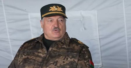 Łukaszenka w mundurze. Zapytali go o wybory w Polsce