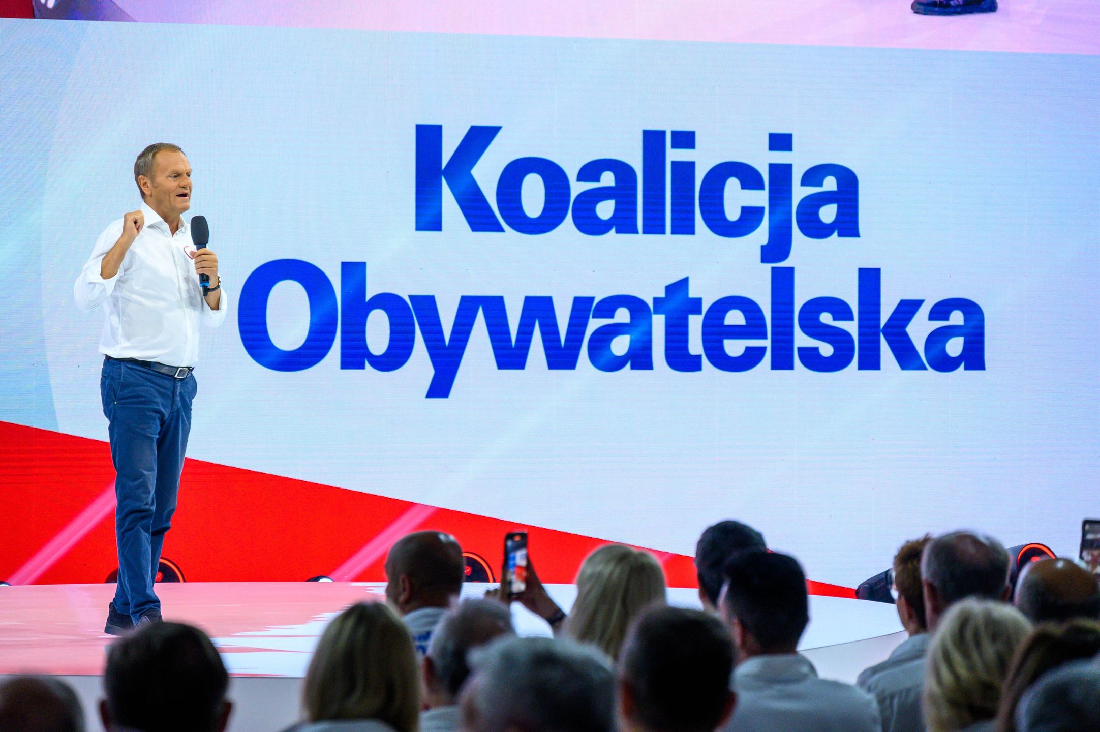 Tarnów, 09.09.2023. Kampania wyborcza do parlamentu 2023. Przewodniczący Platformy Obywatelskiej Donald Tusk podczas konwencji programowej KO, odbywającej się pod hasłem "100 konkretów na 100 dni" w Arenie Jaskółka w Tarnowie, 9 bm. (miwi) PAP/Paweł Topolski