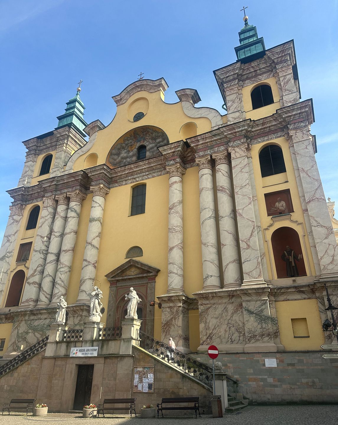 Kościół św. Marii Magdaleny znajduje się tuż obok przemyskiego rynku.