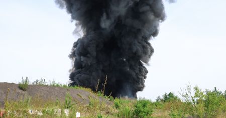 Płonęły chemikalia. Na teren pogorzeliska weszli śledczy