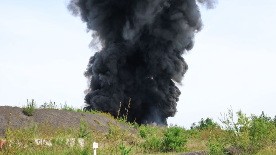Na terenie składowiska zgromadzono w różnych pojemnikach kilka tysięcy ton różnego rodzaju substancji ropopochodnych, rozpuszczalników i farb, a także podobne ilości odpadów plastikowych