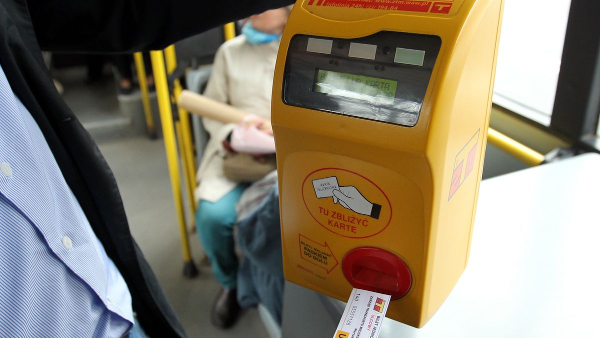 Kasownik w autobusie miejskim
Warszawa, 06.04.2011. Kasownik na bilety w autobusie linii 166 w Warszawie . (rp/obm) PAP/Radek Pietruszka
Radek Pietruszka
autobus, bilet, bilety, kasa, kasowanie, kasownik, komunikacja, miejska, ztm