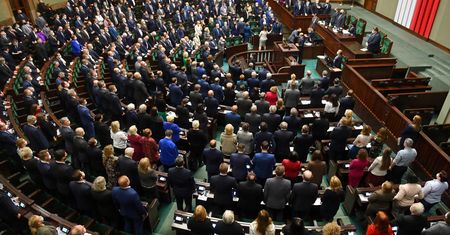 Gorąco w Sejmie. Przemawia premier, opozycja krzyczy: "Drożyzna"