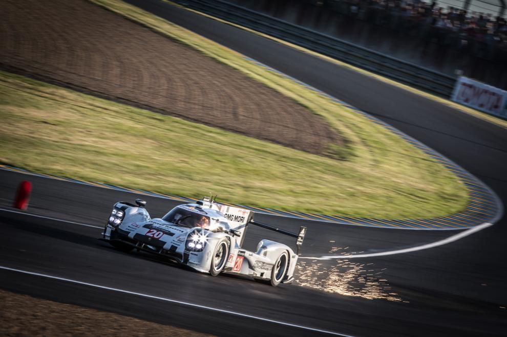 Spod ekstremalnie nisko zawieszonych Porsche na łukach z mostem Dunlopa i za Arnage sypały się iskry