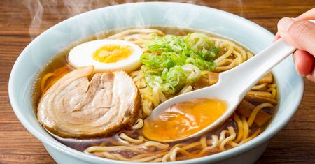 Zamiast płacić krocie w restauracji, gotuję najmodniejszą zupę w domu. Prosty przepis na ramen z rosołu