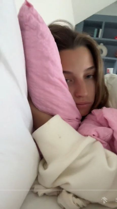 Julia Wieniawa słucha piosenki o złamanym sercu.