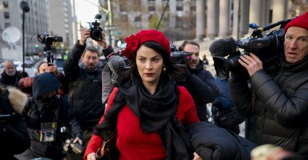 Była ofiarą Epsteina i Maxwell. Czy zeznania Sarah Ramsone pogrążą "pomocnicę diabła"?