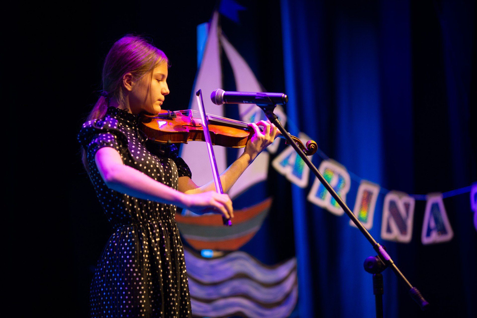 W Centrum Kultury i Promocji w Kobylnicy odbyła się Gala Finałowa XI Pomorskiego Festiwalu Piosenki Marynistycznej &#34;Marina 2025&#34;. Na scenie zaprezentowali się młodzi wykonawcy - zarówno soliści, jak i zespoły.