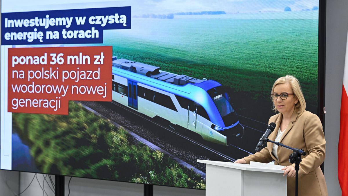 Warszawa, 13.02.2026. Minister klimatu i środowiska Paulina Hennig-Kloska na briefingu prasowym "Czysta energia na torach" w siedzibie NFOŚiGW w Warszawie, 13 bm. W trakcie spotkania podpisano umowę o dofinansowanie innowacyjnego projektu "Pojazdy Szynowe PESA Bydgoszcz S.A." ze środków KPO. (ad) PAP/Radek Pietruszka