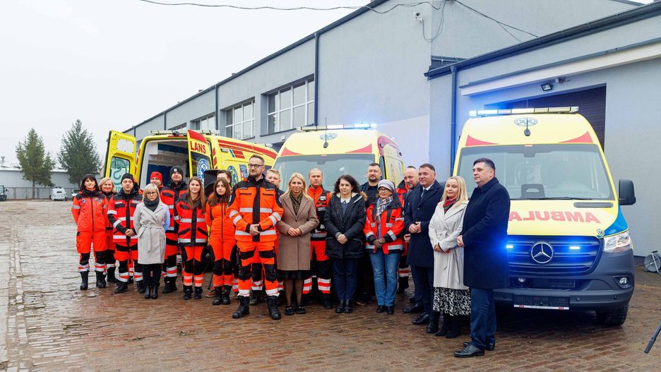 Trzy nowe ambulanse marki Mercedes wzbogaciły flotę Wojewódzkiej Stacji Pogotowia Ratunkowego w Białymstoku. Pojazdy zakupiono za prawie 2 mln zł.