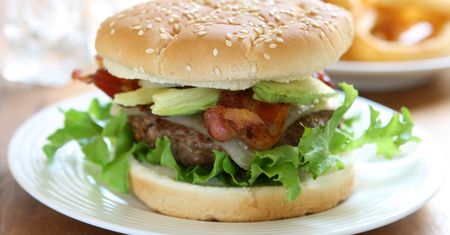 Zapomnij o burgerach z sieciówki. W domu zrobisz jeszcze lepszą wersję, a sylwetka nie ucierpi