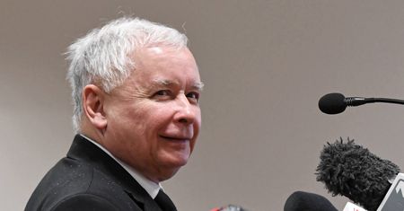 Najnowszy sondaż. Pozycja PiS niezagrożona. Opozycja ma jeden ruch