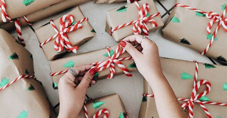 Paczki i bony świąteczne – jakie prawa przysługują pracownikowi?